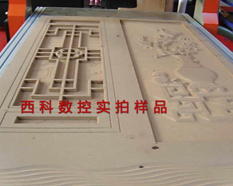 木門雕刻現(xiàn)場(chǎng)